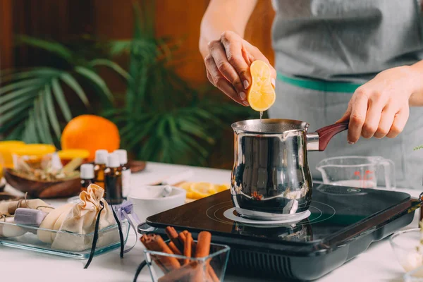 自家製ソープ用レモン汁を搾り取る女 — ストック写真