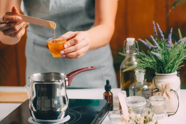 Frau Macht Hausgemachte Seife Mit Honig — Stockfoto