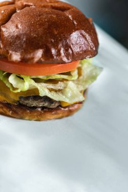 Çeşitli soslu ve soslu hamburger sandviçi.