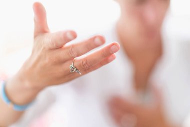 Düşünceli kadın meditasyon yapıyor, sezgilerini geliştiriyor. El hareketi. 