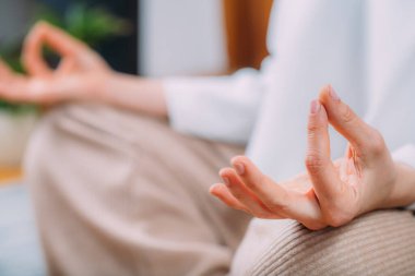 Meditasyon yapan kadın. Nilüfer pozisyonunda oturmuş meditasyon yapan huzurlu bir kadın.