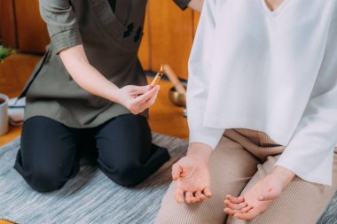Huzurlu Kadın Oturuyor ve Meditasyon, Ruhsal Koç Palo Santo Çubuğu ile 
