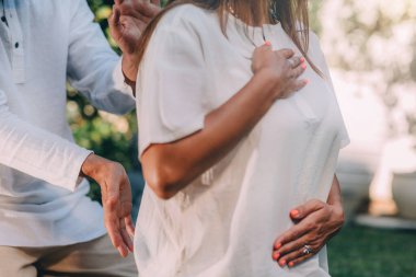 Reiki Dersi. Reiki eğitmeni, elleri kursa katılan kişinin omuzlarında, enerji aktarıyor.. 