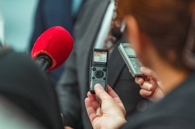 Bir ticaret fuarında bir işadamıyla röportaj yapılır, yeni trendler ve gelişmeler hakkındaki görüşlerini ve bilgilerini paylaşır..  