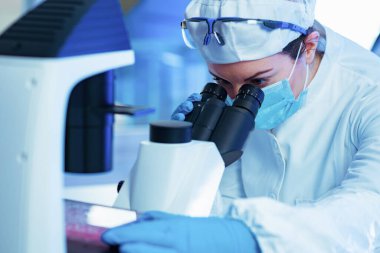 Biyoloji araştırmacı mikroskop arıyor