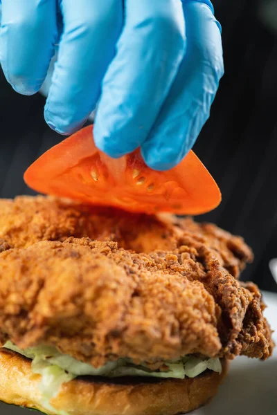 Chef Kok Met Hand Het Plaatsen Van Tomatenschijfje Aan Een — Stockfoto