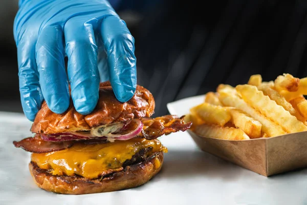 Bacon Cheeseburger Sandwich Geserveerd Met Frietjes — Stockfoto