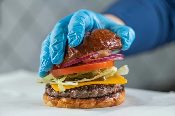 Restaurant Chef Kok Serveert Burger Sandwich — Stockfoto