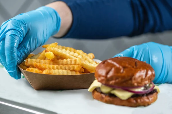Serveren Straat Voedsel Hamburger Sandwich Met Frietjes — Stockfoto