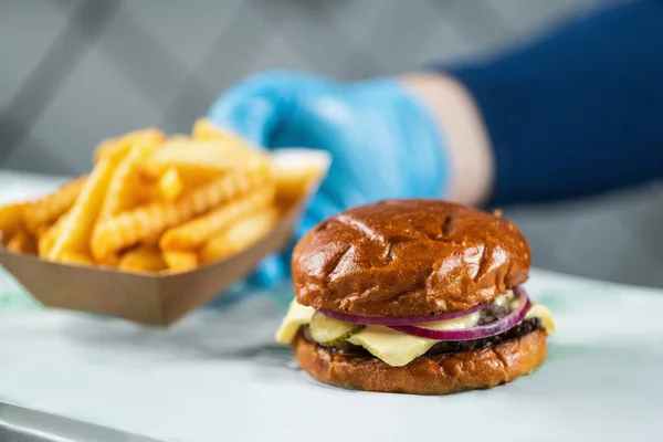 Serveren Straat Voedsel Hamburger Sandwich Met Frietjes — Stockfoto