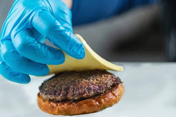 Boterhamburger Maken Chef Handen Handschoenen Plakken Boter Burger Pasteitjes — Stockfoto