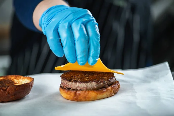 Restaurant Chef Kok Plaatst Plak Kaas Hamburger Close — Stockfoto