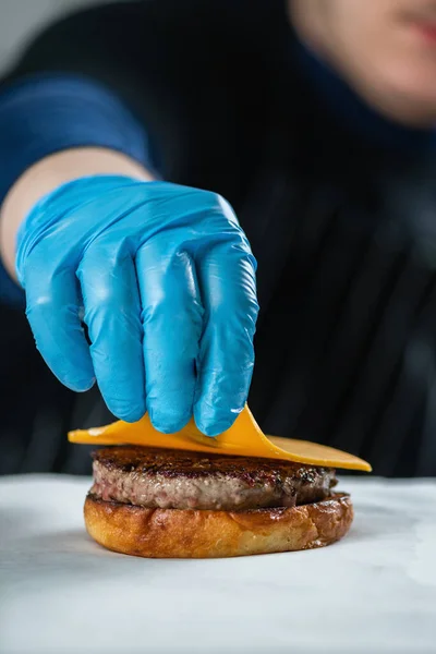 Εστιατόριο Σεφ Τοποθέτηση Φέτα Τυρί Πάνω Στο Burger Από Κοντά — Φωτογραφία Αρχείου