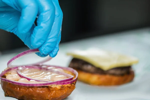 Burger Sandwich Rode Topping Chef Kok Handen Handschoenen Het Plaatsen — Stockfoto