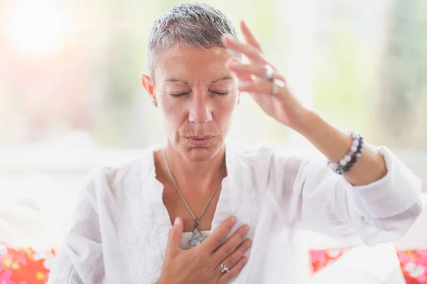 Rozmyślna Kobieta Medytująca Rozwijająca Intuicję Gest Ręki — Zdjęcie stockowe