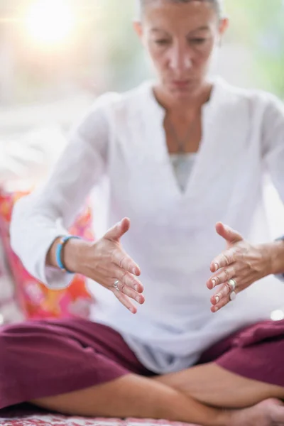Mulher Consciente Meditando Melhorando Foco Mental — Fotografia de Stock