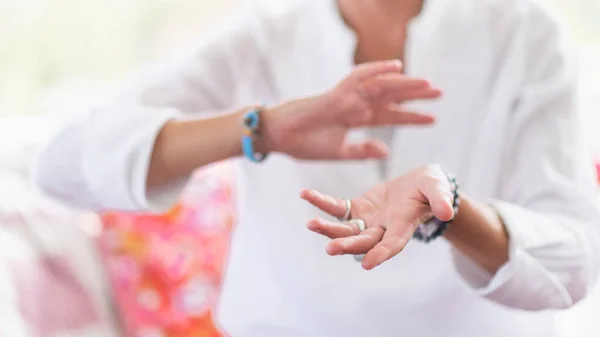Mulher Consciente Realizando Gesto Respeito Com Mãos Despertar Espiritual — Fotografia de Stock