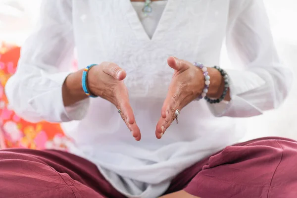 Pillanatnak Lenni Lótuszpozícióban Meditál Önellátás Jólétének Gyakorlata — Stock Fotó