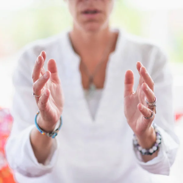 Mujer Consciente Realizando Gesto Respeto Con Las Manos Despertar Espiritualmente — Foto de Stock