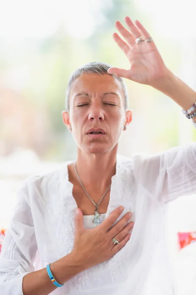 Mediterande Kvinna Utvecklar Intuition Handgest — Stockfoto
