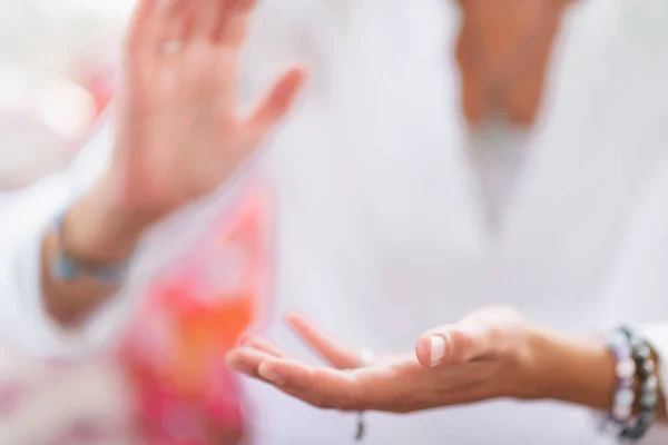 Femeie Atentă Care Face Gest Respect Mâinile Trezirea Spirituală — Fotografie, imagine de stoc