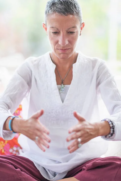 Запоминающаяся Женщина Практикует Сосредоточенную Медитацию Дома Спокойная Женщина Средних Лет — стоковое фото