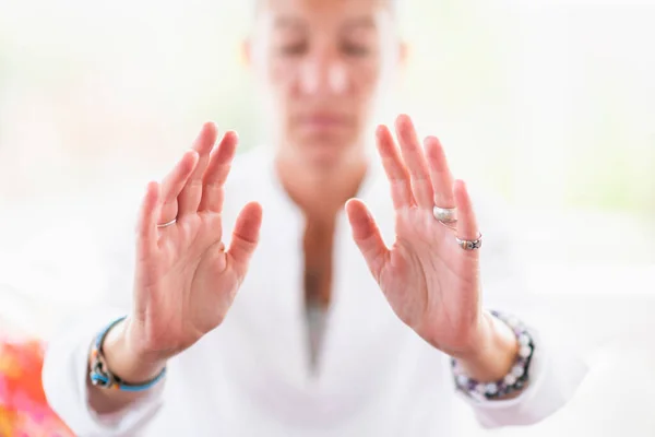 Femme Consciente Faisant Geste Respect Avec Ses Mains Éveil Spirituel — Photo