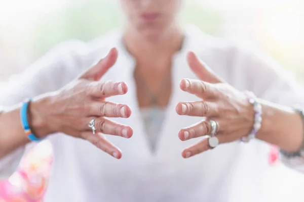 Mentális Összpontosítás Javítása Meditáció Kézmozdulatok Elme Erejének Koncepciója — Stock Fotó