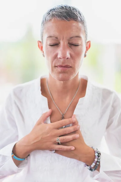 Mulher Consciente Meditando Desenvolvendo Intuição Gesto Mão — Fotografia de Stock