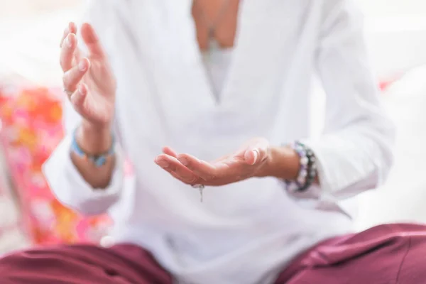 Femeie Atentă Stând Poziție Lotus Meditând Făcând Gest Respect Mâinile — Fotografie, imagine de stoc