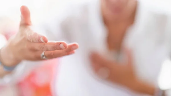Rozmyślna Kobieta Medytująca Rozwijająca Intuicję Gest Ręki — Zdjęcie stockowe