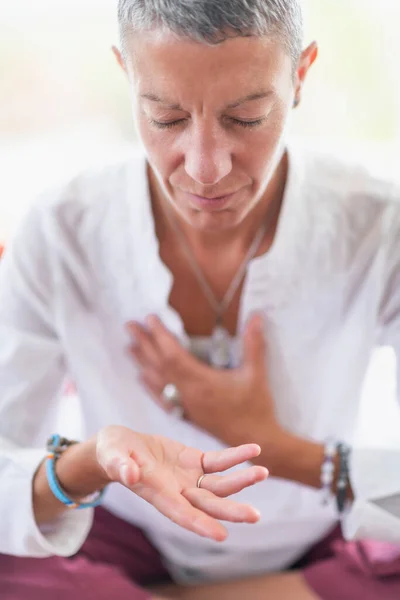 Uważna Kobieta Siedząca Pozycji Lotosu Medytująca Wykonująca Gesty Szacunku Rękami — Zdjęcie stockowe