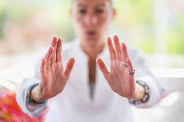 Mindful Vrouw Die Respect Toont Gebaar Met Haar Handen Spiritueel — Stockfoto