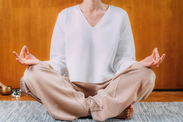 瞑想の女性 蓮の位置に座って瞑想平和的な女性 — ストック写真