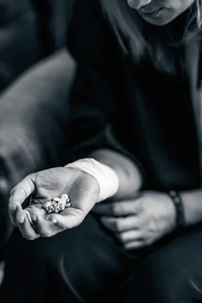 Ręka Człowieka Bierze Kilka Pigułek Antydepresyjnych Podkreślając Ryzyko Nadużywania Narkotyków — Zdjęcie stockowe