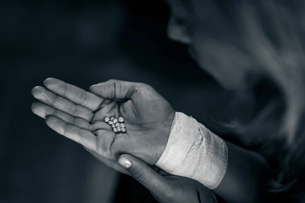 Kobieta Zaburzeniami Psychicznymi Trzymająca Tabletki — Zdjęcie stockowe
