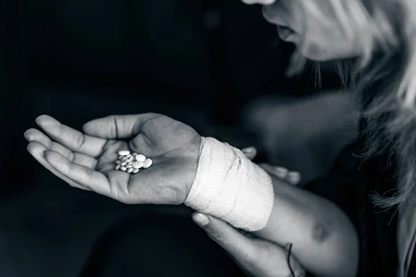 Kobieta Samobójczyni Trzymająca Tabletki Borykająca Się Problemami Psychicznymi — Zdjęcie stockowe