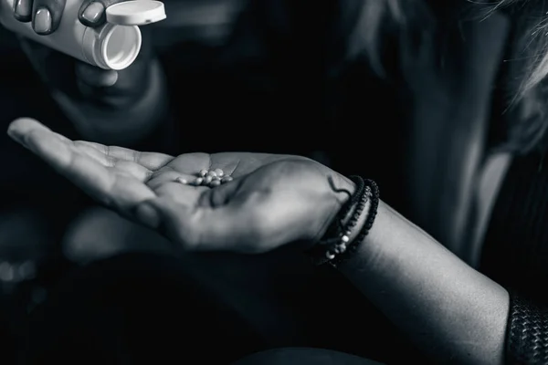 Mulher Com Monte Comprimidos Mão Sobredosagem Com Medicamentos — Fotografia de Stock