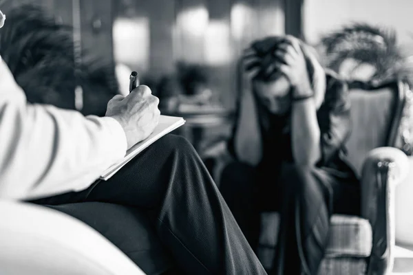 Psychoterapeuta Robi Notatki Podczas Sesji Poznawczej Terapii Behawioralnej Pacjentem — Zdjęcie stockowe