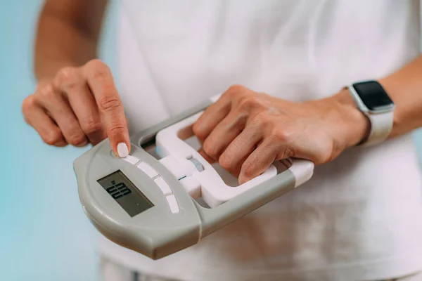 Using Hand Dynamometer Grip Strength Test — Stock Photo, Image