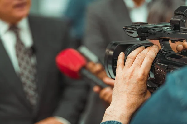 Uomo Affari Viene Intervistato Una Fiera Condividendo Sue Intuizioni Conoscenze — Foto Stock