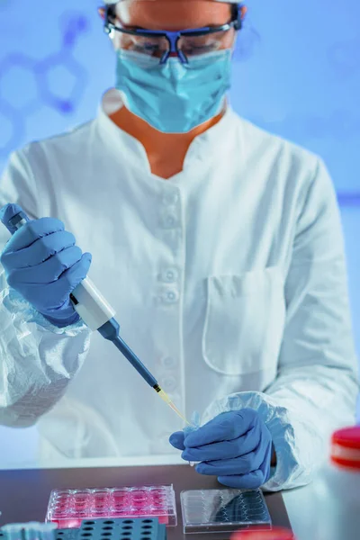 Life Science Research Technician Using Micro Pipette — Stock Photo, Image