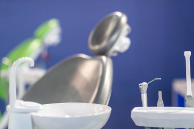 Modern bir diş kliniğinde dişçi koltuğu ve diş hekimi ekipmanı