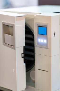 Diş kliniğinde otoklavlı sterilizasyon masası. Diş hekimliği araçlarının sterilizasyonu. 