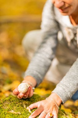 Topraklama ve dünya kavramına bağlanma. Orta yaşlı düşünceli kadın yere dokunuyor, olumlu duygular hissediyor. 