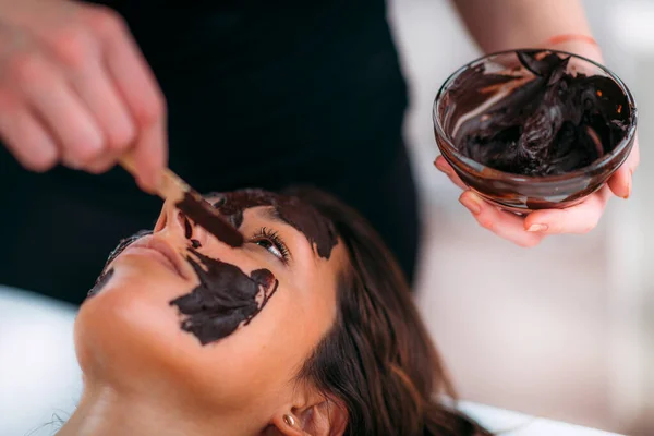 Шоколадное Лечение Лица Красивая Женщина Получает Шоколадную Маску Салоне Красоты — стоковое фото