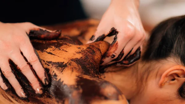 Massagear Costas Ombros Com Chocolate Relaxando Tratamento Bem Estar — Fotografia de Stock