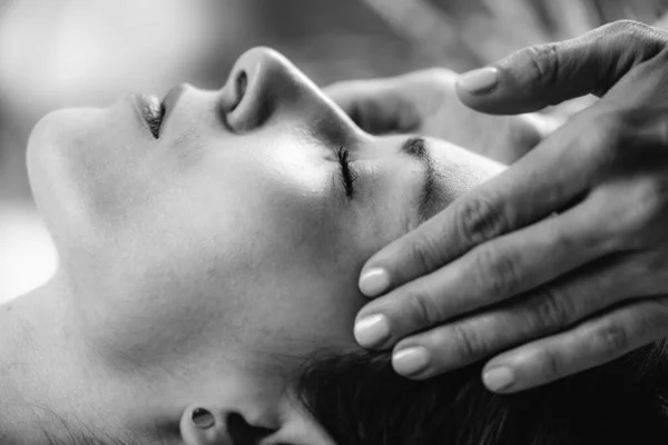 Craniosacral Therapie Oder Cst Massage Des Frauenkopfes — Stockfoto