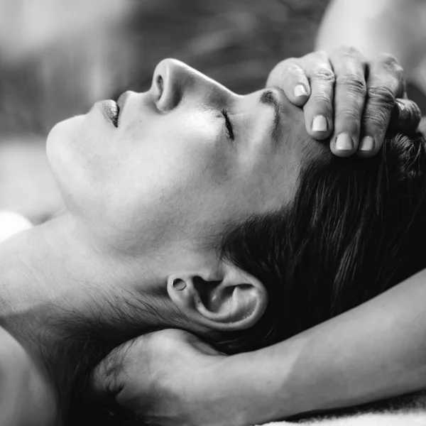 Kraniale Osteopathie Massage Therapeutin Massiert Frauen Den Kopf — Stockfoto