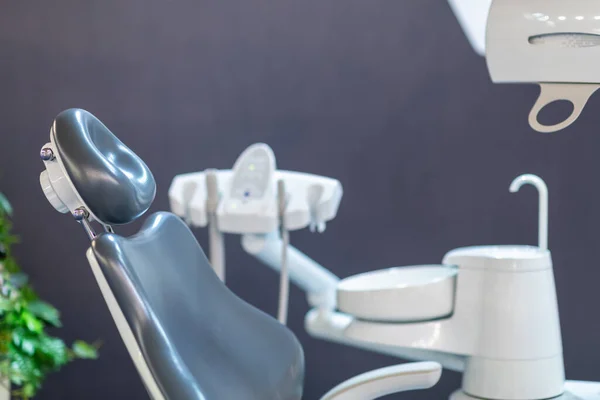 Modern Bir Diş Sağlığı Kliniğinde Dişçi Sandalyesi Lavabo Konsolla — Stok fotoğraf